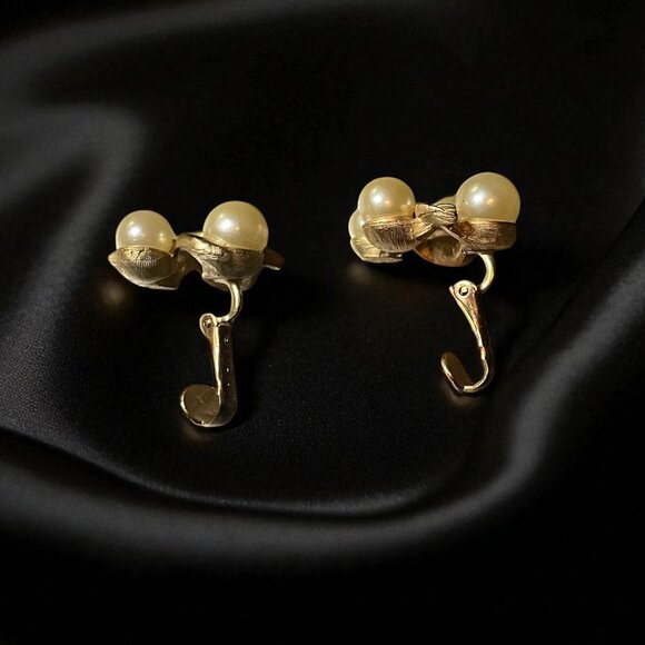 Vtg  Marvella Faux Pearl Vine Leaves Clip-on Earrings - Picture 5 of 5
